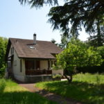 maison familiale années 50 avec jardin et petite allée en goudron