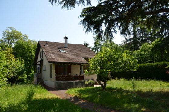 maison familiale années 50 avec jardin et petite allée en goudron