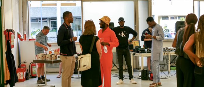 des personnes qui discutent lors d'un vernissage